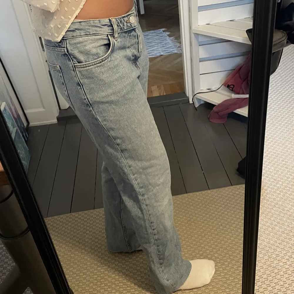 Lågmidjade jeans kom priv för fler bilder och mått! ❤️som nya! . Jeans & Byxor.