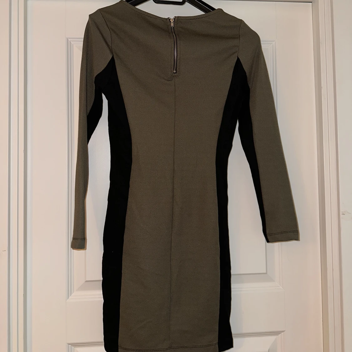 Klänning som framhäver figuren - 90