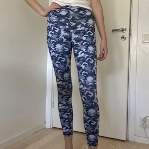High waisted träningstights från fabletics  - Träningstights från Fabletics i storlek M med militärmönster i blått. Använd fåtal gånger därav nyskick. Säljer pga att de inte kommer till användning. Beninnesöm 72cm