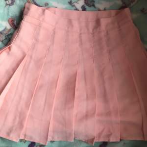 Säljer denna kjol köpt från Kawaii💗 Bara provat den ett par gånger, annars oanvänd💕Köpt för 249, säljer för 200💗 Kjolen är i asiatisk storlek L, men skulle mer säga att den är XS/S. Kjolen har inbyggda shorts💗 köparen står för frakten, tar inga returer💗