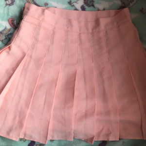 Kawaii kjol💗 - Säljer denna kjol köpt från Kawaii💗 Bara provat den ett par gånger, annars oanvänd💕Köpt för 249, säljer för 200💗 Kjolen är i asiatisk storlek L, men skulle mer säga att den är XS/S. Kjolen har inbyggda shorts💗 köparen står för frakten, tar inga returer💗