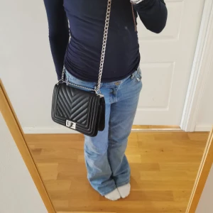 Säljer Axelremsväska - Priset går apsolut att diskutera.  Den är lite rostig på några ställen men inget som märks!💗