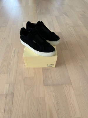 Arigato skor - Ett par Arigato skor i bra skick som köptes strax innan sommarlovet på Axel Arigatos hemsida. Nypris på skorna ligger på 2550kr.