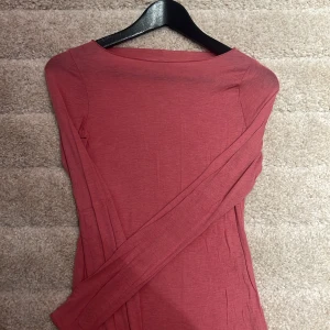 Intimissimi tröja - Säljer min rosa intimissimi tröja, den är aldrig använd och säljer pågrund av att jag inte känner mig bekväm i den❤️