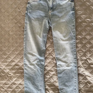 Jeans - raka jeans från bikbok, bra skick