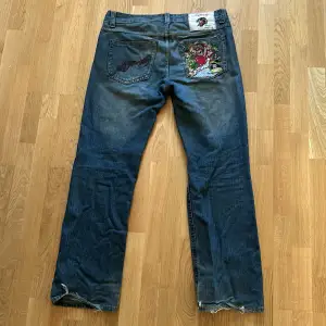 Ed Hardy jeans i storlek 34. Finns tecken på användning av byxorna