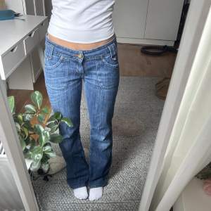 Lågmidjade jeans från lee.  Storleken är w29 och L31, passar xs-s. Bra längd på någon runt 160-165. Midjemått: 37 cm (rakt över) innerbensläng 75 cm