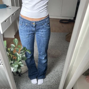 Lågmidjade lee jeans - Lågmidjade jeans från lee.  Storleken är w29 och L31, passar xs-s. Bra längd på någon runt 160-165. Midjemått: 37 cm (rakt över) innerbensläng 75 cm