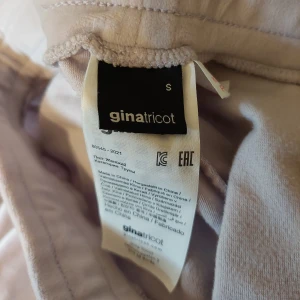 Ljuslila gina tricot velour byxor - Jag säljer mina byxor då de är för stora för mig. Byxorna är i S och är då för långa för mig. Dom är använda men fortfarande mjuka.