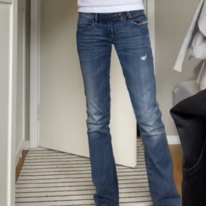 Diesel jeans - Säljer dessa super snygga diesel jeans! Jättesnygg detalj vid midjan och även längst ner på jeansen. Köpta här på plick ganska nyss. Både midjemåttet och innerbenslängden är ca 80 cm 💗  Priset är diskuterbart!