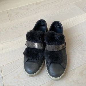 Skor  - Skor från igi & co. Nypris 1500 kr. Använda men går att putsa upp! Lite slitna i hälen (se bild). Storlek 39.