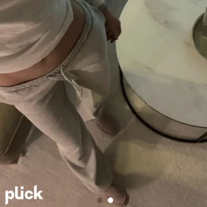 Bikbok joggers - Lågmidjade mjukisbyxor från Bikbok nästan aldrig använda 💗därav säljer jag dom, storlek Xs💗   Lånade bilder