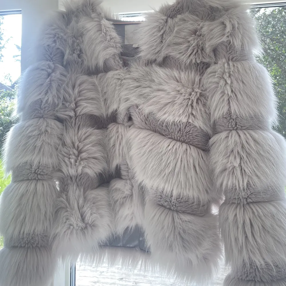 Säljer denna fina faux fur jackan från Vera & Lucy. Den är några år gammal men är fortfarande i fint skick. Dock är den lite nopprig på insidan men det är ingenting man märker av när man har på sig den (se bild 3). Nypris 999 kr. Köparen står för frakten.. Jackor.