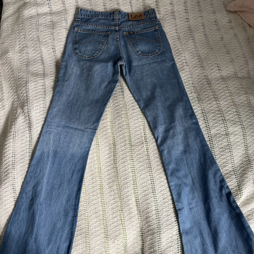 Säljer mina utsvängda Lee jeans i storlek w28! Köpte secondhand men tyvärr försmå för mig. Skulle säga att jeansen är low/mid Waits.  Kontakta mig för mer info 🩷. Jeans & Byxor.