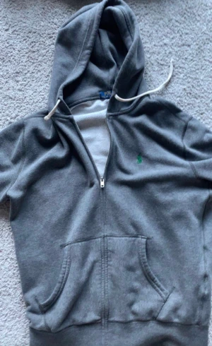 Polo zip hoodie - Säljer för att den är för liten. Skick 9/10. Tveka inte att fråga om du har några funderingar.