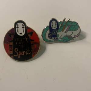 Ett par rare söta pins från Japanska filmen spirited away!!🫶🏻 köpte för 100kr styck i göteborg💗 59kr styck🫶🏻 Tar bara swish!!🫶🏻