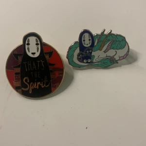 Spirited away pins💗 - Ett par rare söta pins från Japanska filmen spirited away!!🫶🏻 köpte för 100kr styck i göteborg💗 59kr styck🫶🏻 Tar bara swish!!🫶🏻