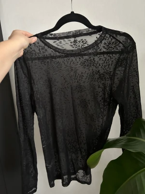 Topp i genomskinligt material  - Från Vero Moda strl 38 med mönster 