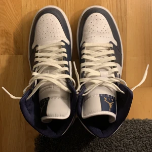 Jordan 1 Mid navy blue and white  - De är lite smutsiga men med lite smutsiga vid sulan men annars inga flaws. Kommer med box