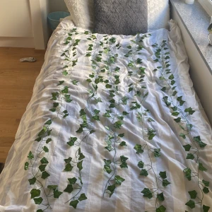 Fake löv inredning  - Väldigt fina fake löv som sitter bra på väggen och fin inrednings detalj.