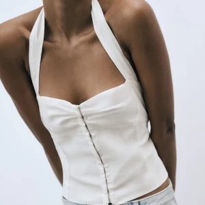 Topp från zara - Helt oanvänd zara topp med prislapp kvar i storlek xs. Nypis 379kr