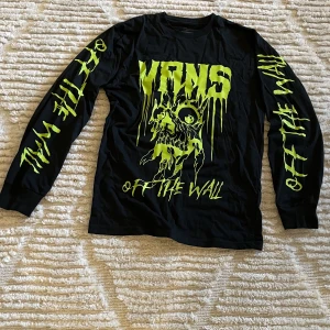Vans glaring eyes long sleeve  - Hej, jag säljer en vans tröja, köpare står för frakt! Säljer denna tröja eftersom att den inte komm till använda.( använts 2-3 gånger. Väldigt bra skick, inget slitage.😁   