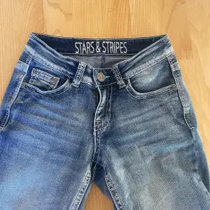 Lågmidjade jeans som liknar miss me från stars and stripes, 32 cm i mudjan tvärs över och 79 innerbenslängd, använd gärna köp nu eller föreslå lögre priser :) kontakta för fler bilder eller frågor
