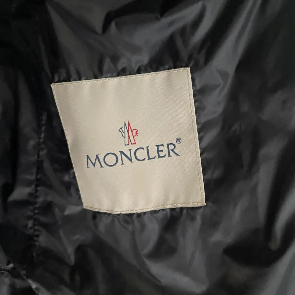 Moncler Acorus  Condition 9/10 använd fåtal gånger  Storlek 5/L. Jackor.