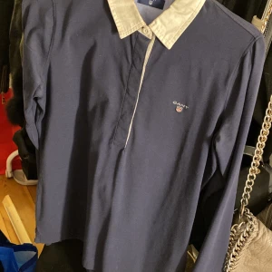 Marinblå pikétröja från Gant - Marinblå pikétröja från gant! Nästan aldrig använd.