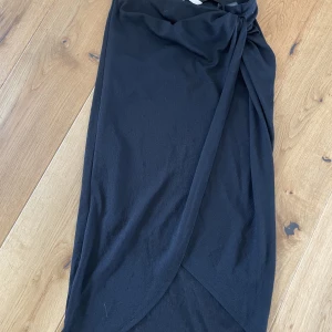 Midikjol med drapering - Aldrig använd  Söt tajt model med drapering och slits