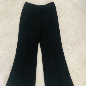 Lowwaist kostymbyxor❣️ - Kostymbyxor strl 34/36 från märket NIGHT💜 Fin flare med svag silvrig glänsande tråd:) Helt i nyskick. Pris kan diskuteras vid snabb affär!🥰