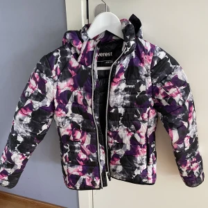 Lätt täckjacka - Säljer denna tunna täckjacka. I nyskick. Är nödvändigt fåtal gånger.