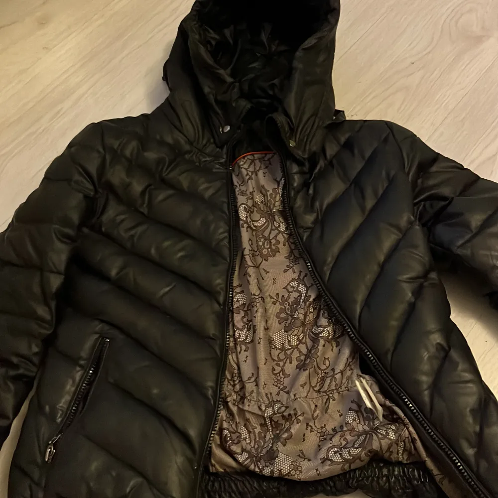 Köpte denna jackan för 2 tusen ungefär. Användes bara under vintern under detta året. Storlek 34 och kommer med en päls . Jackor.