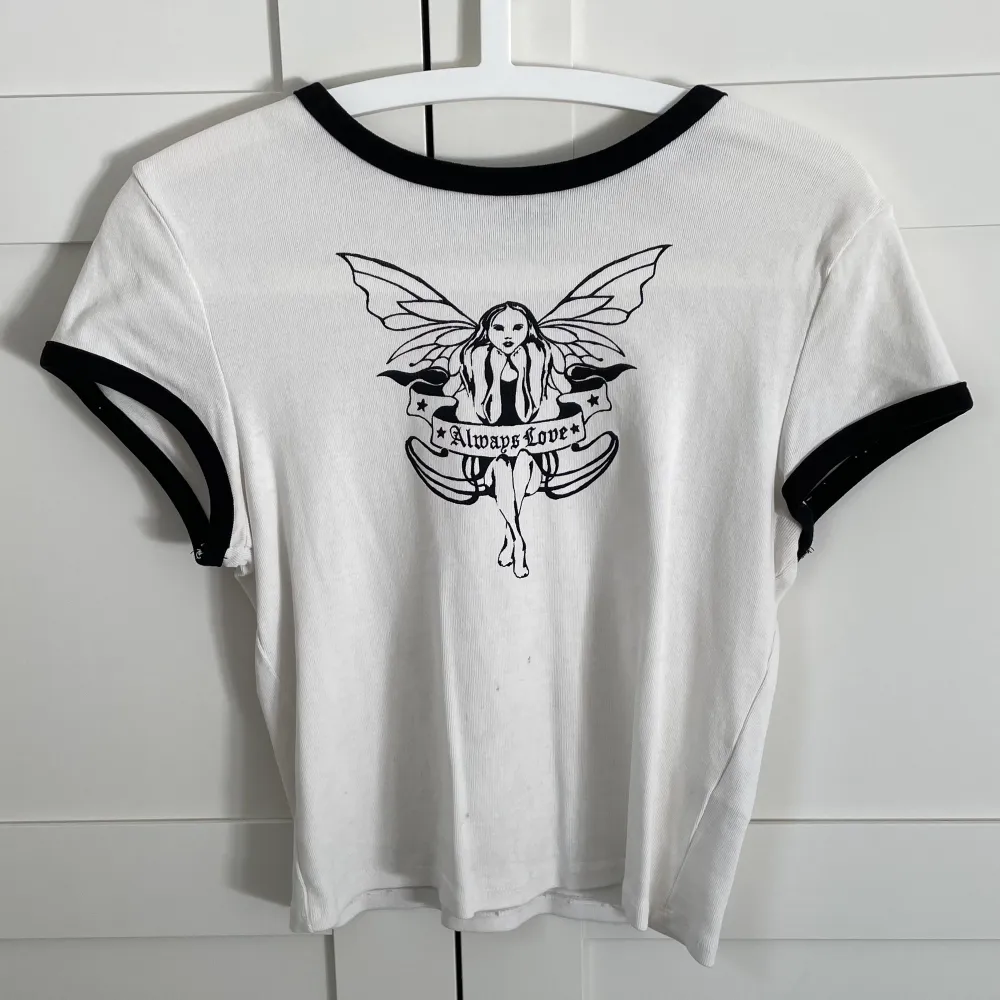 En söt t-shirt som nästan aldrig är använd. hör av dig om du vill ha fler bilder eller om du har några funderingar💝. T-shirts.