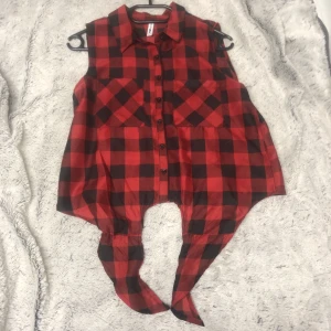  Skjorta - En rutig skjorta, storlek S, lite genomskinlig och tunt tyg, även mer som en magtröja