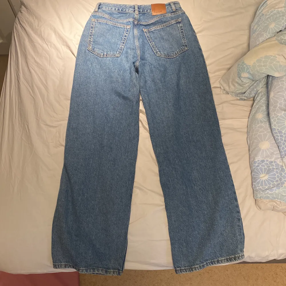 Baggy jeans från bikbok knappt använde och ör mid waist 🥰. Jeans & Byxor.