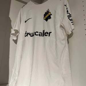 AIK Fotboll matchtröja 2023 - Äkta från AIK-shop. Använd fåtal gånger. Nmr 11 Nypris- 1299 kr