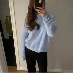 Stickad tröja - Superfin blå stickad tröja. Perfekt till hösten o vintern. Lite nopprig, därav pris💕