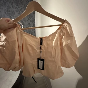 Kort festlig överdel!  - Jätte fin beige croppad top med puffiga armar, så fin! Nypris: 499kr