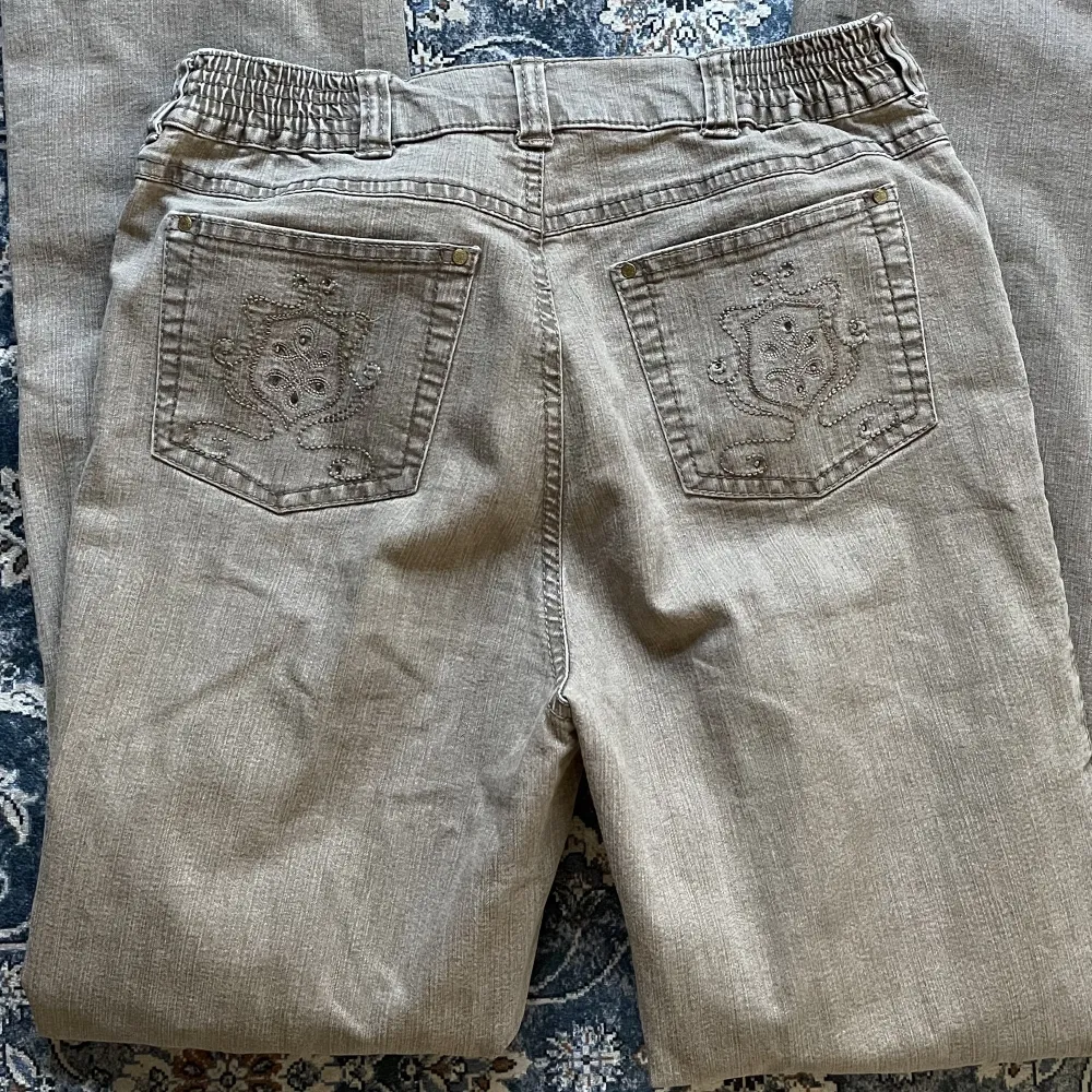 jeansen är typ grå-bruna, skriv vid funderingar🤍. Jeans & Byxor.