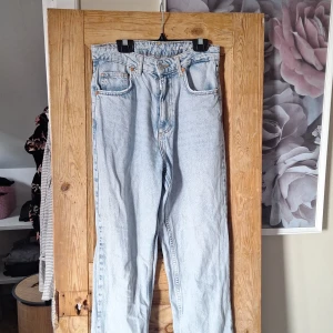 Bik bok jeans med slit - Jätte fina!!! Varit mina favoriter men är nu försmå tyvärr Midja= 26  Längd= 32