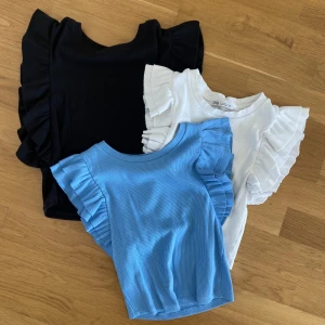 Zara topp - Säljer dessa tre toppar från zara!  Alla i storlek S Nypris styck 119kr En för 70kr Alla för 150kr 😋😋
