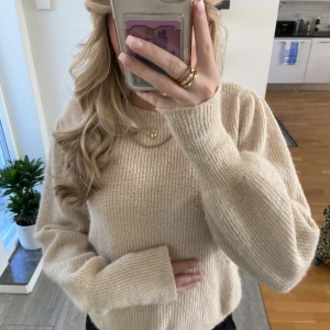 Stickad tröja - Säljer denna stickade tröja från nakd!  Nypris cirka 400kr Tröjan är i nyskick! 💕