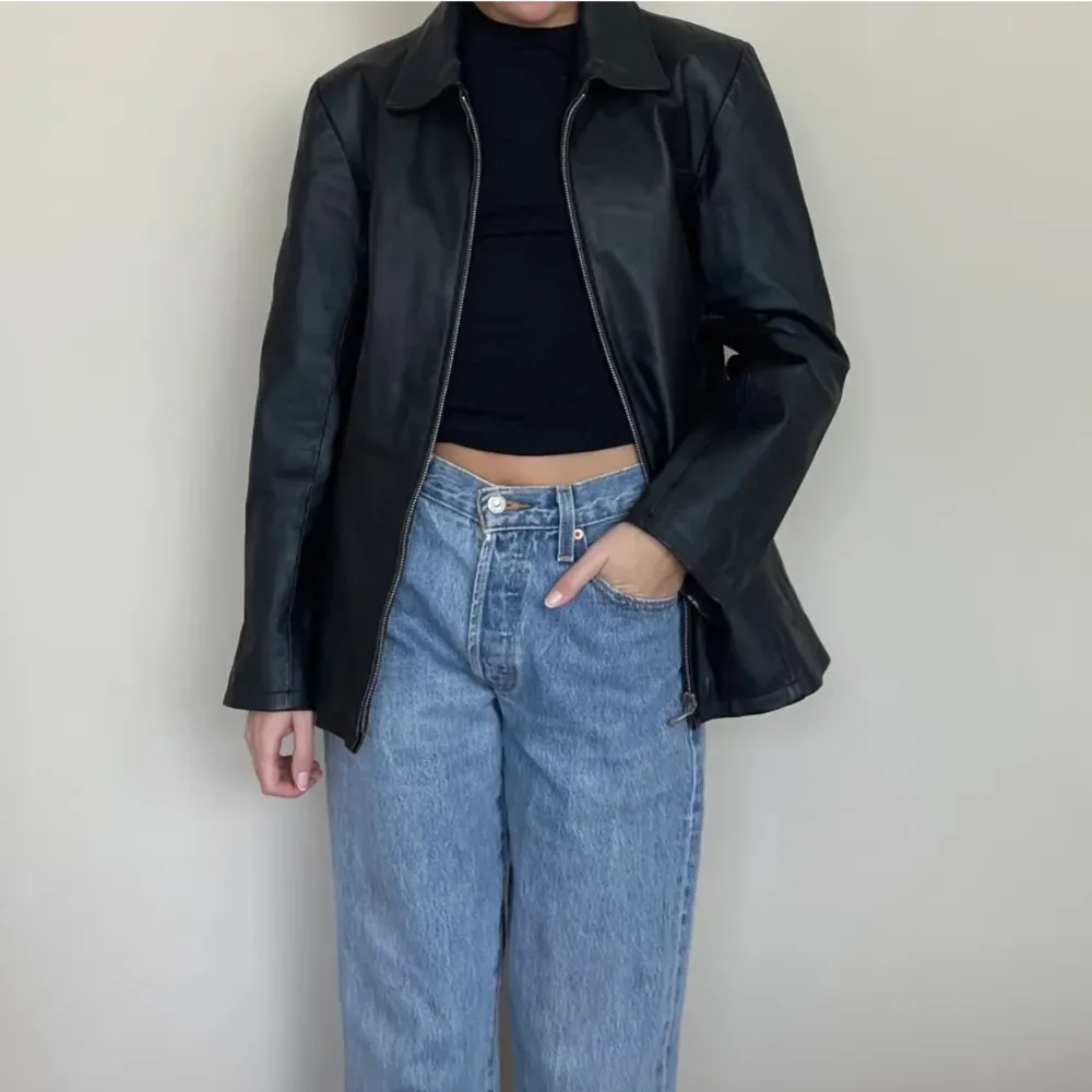 Vintage leather jacket that fits a size small to medium . Jackor.