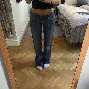 Lågmidjade jeans - Slitna längst ner då de är väldigt långa, skriv privat för bilder