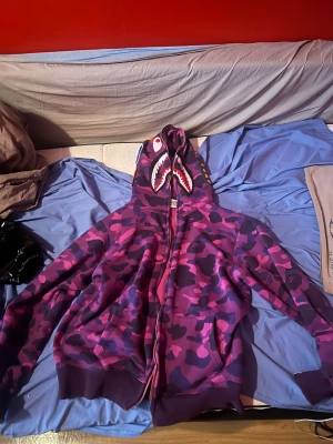 Bape zip up hoodie  - Bape hoodie zip up den är lilla inte använt mycket alls storlek M/L