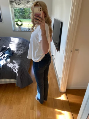 Bikbok low waist jeans  - Säljer dessa fina och knappt använda jeans från bikbok, modellen är deras low waist modell! Jag är 175 så långa i benen:)🤩 Nypris 599kr