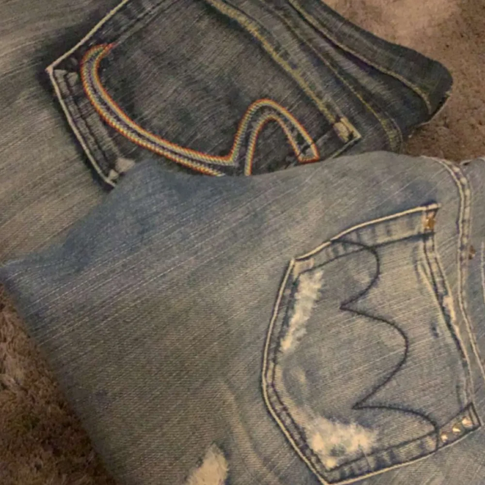 Super coola jeans med as unika detaljer! Från 2000-talet då d va min mammas gamla! Hon köpte båda för mer än 5000 kr. Säljer en för 2000 eller två för 2500! Super bra pris! . Jeans & Byxor.