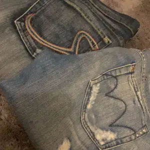 Super coola jeans med as unika detaljer! Från 2000-talet då d va min mammas gamla! Hon köpte båda för mer än 5000 kr. Säljer en för 2000 eller två för 2500! Super bra pris! 