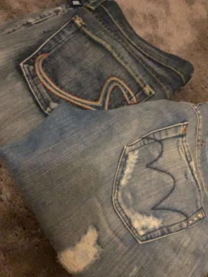 vintage jeans! - Super coola jeans med as unika detaljer! Från 2000-talet då d va min mammas gamla! Hon köpte båda för mer än 5000 kr. Säljer en för 2000 eller två för 2500! Super bra pris! 